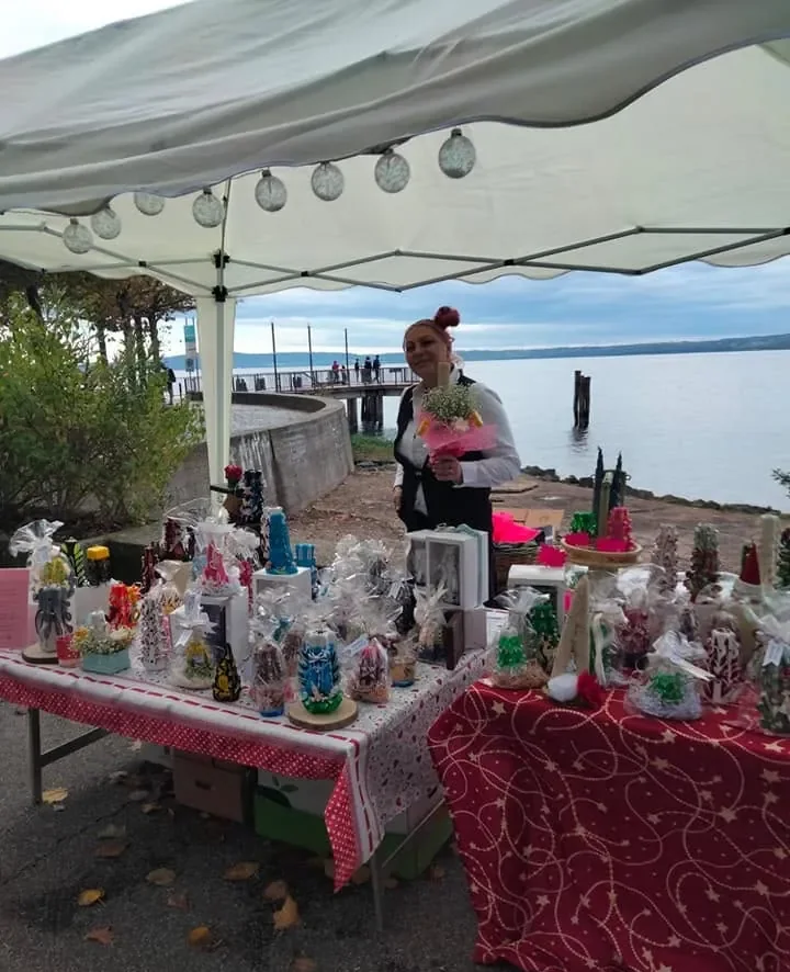 Lo stand sotto il gazebo, con il lago sullo sfondo